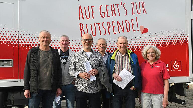 Eine eingeschworene Truppe: Im Bild&nbsp; Petra Fuchs (rechts), daneben Fredi Breunig, der bereits zum 134. Mal spendete, sowie Robert Türke, Jürgen Enders,  Harald Becher und Wolfgang Vogler von der WhatsApp-Gruppe.