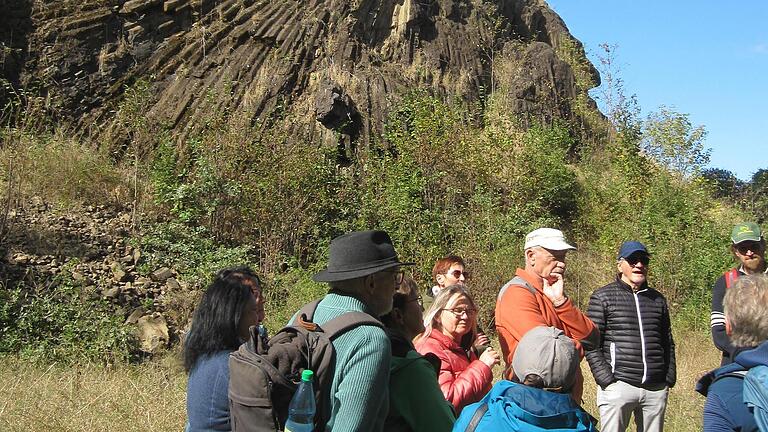 Im Krater-Inneren konnten die Teilnehmer die markanten Basaltsäulen in Meilerstellung bewundern. Der magere Schotterboden und die Felswände bieten gefährdeten Tierarten wie Kreuzkröte und Blauflügeliger Ödlandschrecke Rückzugsräume.       -  Im Krater-Inneren konnten die Teilnehmer die markanten Basaltsäulen in Meilerstellung bewundern. Der magere Schotterboden und die Felswände bieten gefährdeten Tierarten wie Kreuzkröte und Blauflügeliger Ödlandschrecke Rückzugsräume.