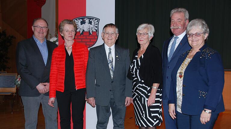 Gerd Spitzner und Renate Schickram (beide Mitte) mit Bürgermeisterin Helga Fleischer und dem stellvertretenden Landrat Peter Seifert (rechts) sowie Fleischers Vertreter Hans-Jürgen Schwartling und der dritten Bürgermeisterin Margarete Königer (links).