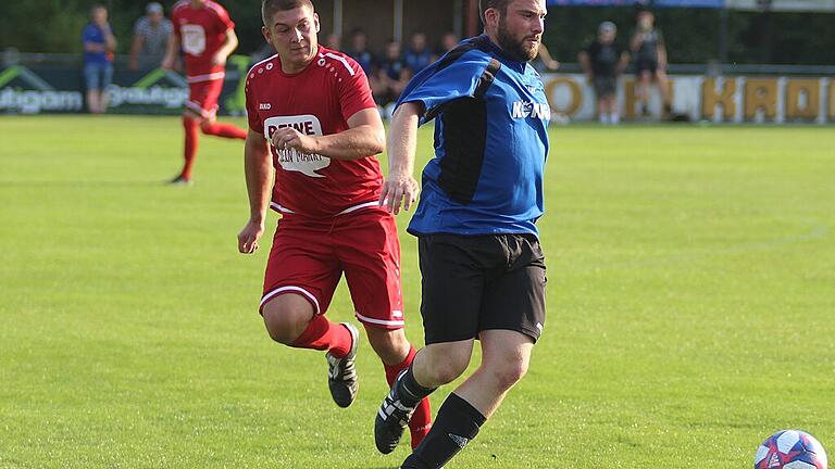 Er brachte seine Farben mit seinen beiden Treffern frühzeitig mit 2:0 in Führung: Geiselwinds Matthias Klein (vorne), in dioeser Szene verfolgt von Mike Heming von der SG Stadelschwarzach/Prichsenstadt.