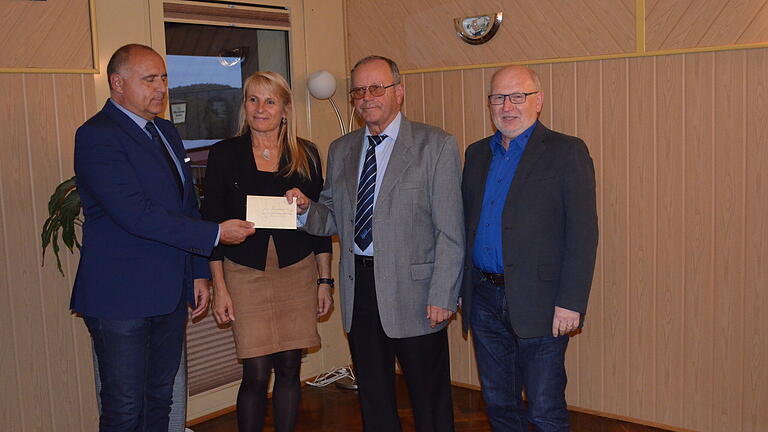 Zum 70. Jubiläum des VdK-Ortsverbandes Karbach überreichte Bürgermeister Bertram Werrlein ein beachtliches Geschenk. Von links: Bertram Werrlein, Kreisgeschäftsführerin Aurica Gruber, Ortsvorsitzender Josef Laudenbacher und Kreisvorsitzender Elmar Rüb. Zum 70. Jubiläum des VdK-Ortsverbandes Karbach überreichte Bürgermeister Bertram Werrlein ein beachtliches Geschenk. Von links: Bertram Werrlein, Kreisgeschäftsführerin Aurica Gruber, Ortsvorsitzender Josef Laudenbacher und Kreisvorsitzender Elmar Rüb.