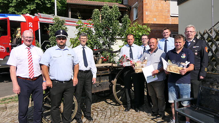 Ehrung verdienter Feuerwehrleute (von links): Bürgermeister Thomas Stadelmann, Kreisbrandmeister David Amling, Kommandant Detlef Zimmer und sein Stellvertreter Michael Leisentritt, Tobias Hetterich (Kommandant Zeil), Ehren-Maschinist Wilhelm Schorr, Marcus Fröhlich (Vereinsvorsitzender), Matthias Schorr (Feuerwehrehrenkreuz) und Kreisbrandrat Ralf Dressel. Ehrung verdienter Feuerwehrleute (von links): Bürgermeister Thomas Stadelmann, Kreisbrandmeister David Amling, Kommandant Detlef Zimmer und sein Stellvertreter Michael Leisentritt, Tobias Hetterich (Kommandant Zeil), Ehren-Maschinist Wilhelm Schorr, Marcus Fröhlich (Vereinsvorsitzender), Matthias Schorr (Feuerwehrehrenkreuz) und Kreisbrandrat Ralf Dressel. 