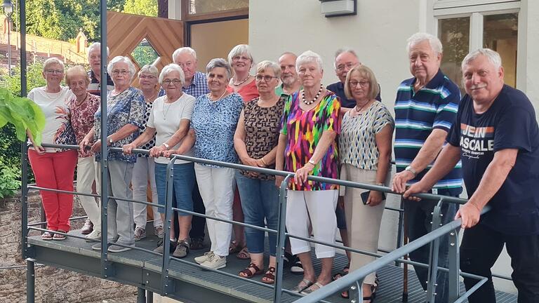 Die aktuelle Gymnastikgruppe (von links): Marga Stegerwald, Frieda Herrmann, Hans Herrmann, Elisabeth Roth, Betty Ehehalt, Luitgard Herrmann, Anton Schmelz, Maria Schubert, Margot Stegerwald, Renate Röhrig, Engelbert Baunach, Friedhilde Duczek, Heinz Juhr, Erika Schubert, Wolfgang Güßregen, Klaus Mayer.