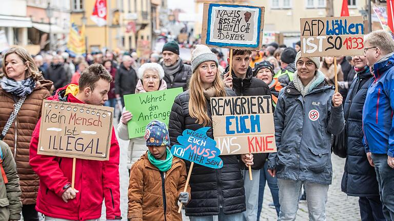 Die Teilnehmenden der Demo Rund brachten viele selbst gefertigte Protestschilder mit.