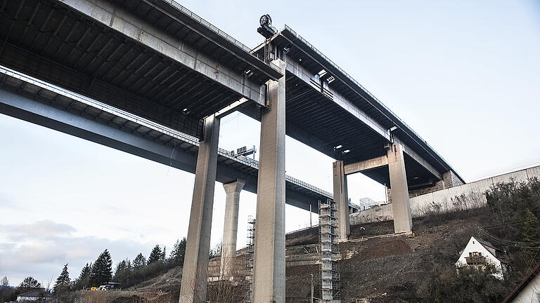 Am Dienstag wurde das drittletzte Stück der Heidingsfelder Talbrücke abgelassen.