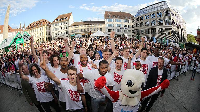 Die s.Oliver Baskets feiern mit ihren Fans im Mai 2015 auf dem Würzburger Marktplatz die Rückkehr in die Bundesliga.