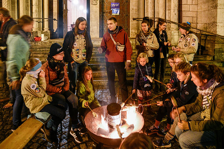 Auch das gab's in der Kirchennacht: Das Lagerfeuer mit Stockbrot vor der Adalbero-Kirche erfreute vor allem die jüngeren Besucher.