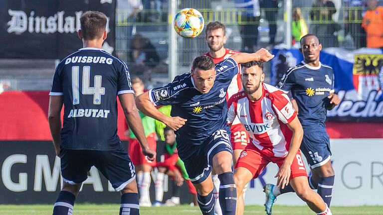 Vorne leichtsinnig, hinten nachlässig: die Rothosen offerieren dem Gegner die drei Punkte auf dem Silbertablett und verlieren gegen MSV Duisburg mit 0:2. V. li, in blau Tim Albutat (14) , in blau Vincent Gembalies (26) und in rot Dave Gnaase (8).