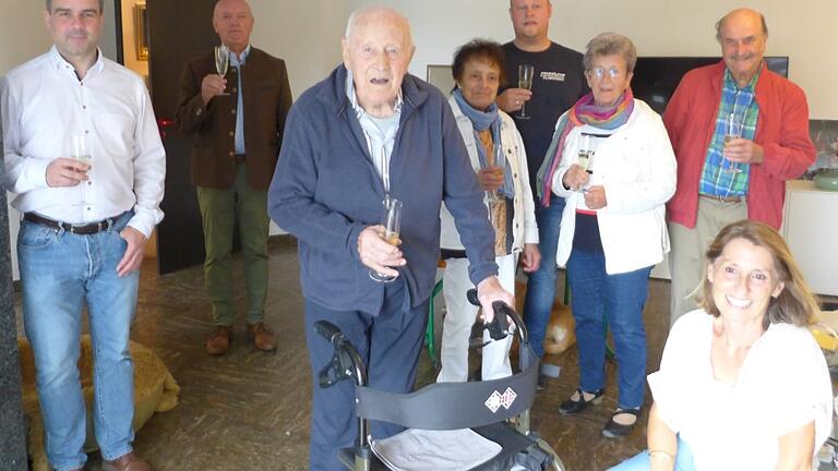 An Gustav Henkels (Mitte, vorne) 100. Geburtstag, der bei seiner Tochter Birgit Vey (rechts, vorne) in Herschfeld gefeiert wurde, fanden sich unter den Gratulanten auch Landrat Thomas Habermann (2. von links) und Fladungens Bürgermeister Michael Schnupp (links). Gemeinsam wurde mit dem Jubilar auf dessen Wohl angestoßen.