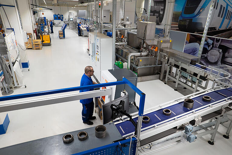 Ein Blick in das neue Railway Service &amp; Competence Center im Schweinfurter SKF-Werk 2. Weltweit werden an zwölf Standorten von SKF Radsatzlager aufgearbeitet.