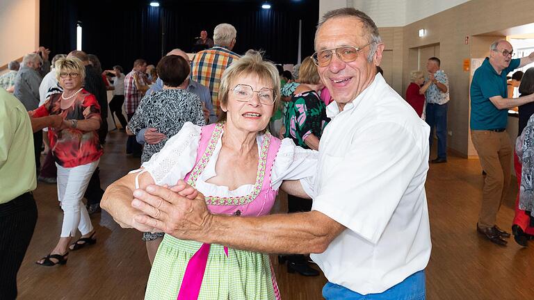 Raus aus den Radklamotten, rein ins Tanz-Outfit: Edgar Röder hat immer Wechselkleidung für den Seniorentanz-Besuch im Gepäck.