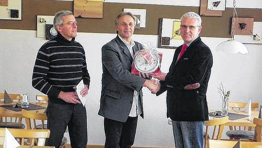 Neuer Wirt im Stadtsaal       -  (che)   Michael Minnich (Mitte) hat sich an Größeres gewagt. Nachdem er drei Jahre das Sportheim in der Gartenstadt bewirtschaftete, zog es ihn einige hundert Meter weiter in Richtung Stadtsaal. &bdquo;Meine Stammgäste und die Stammgäste des Stadtsaales zusammen, das müsste klappen&rdquo;, dachte sich der Gartenstädter. Nun wurde Neueröffnung von &bdquo;Mein Stammlokal&ldquo; gefeiert. Sobald es die Witterung erlaubt, wird auch die Terrasse geöffnet sein, verspricht der Gastwirt. In erster Linie soll das neue Lokal Treff- und Mittelpunkt der Gartenstadt und ihrer Bürger sein, erklärt Minnich. Erfreut über die Neueröffnung des Stadtsaales zeigten sich Bürgermeister Bruno Altrichter (rechts) und Wolfgang Mühlfeld von der Stadtverwaltung. Altrichter überreichte eine Uhr mit dem Stadtwappen als Gastgeschenk. Der Bürgermeister wünschte guten Zuspruch und vertrat die Ansicht, dass Minnich als etablierter Gartenstädter hier nur erfolgreich sein könne.