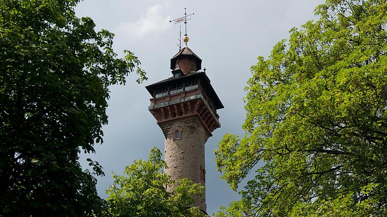 Blick auf den markanten Aussichtsturm der Frankenwarte. Auch nach 125 Jahren ist er noch ein großer Besuchermagnet in Würzburg.&nbsp;