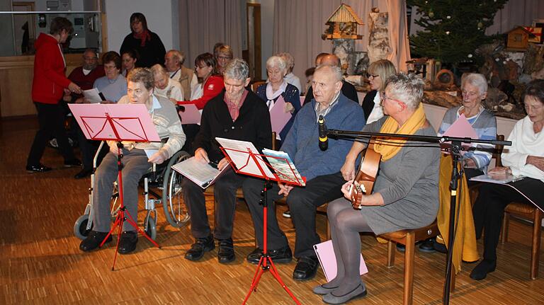 „Die Herbstzeitlosen“  der Tagespflege singen alte Schlager.