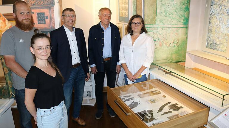 Die Grabungsfunde präsentierten (von links) die Fachleute Robert Holzner und Larissa Neukirchner, Bezirksrat Thomas Schiebel, Spender Bernd Weimert und Museumsleiterin Barbara Grimm.