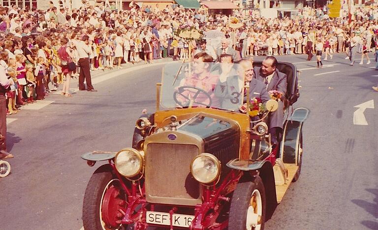 Schon beim Festzug 1974 waren Oldtimer gefragt. Hier fuhren Landrat Dr. Karl Grünewald und der damalige MDB Hermann Dürbeck mit Schon beim Festzug 1974 waren Oldtimer gefragt. Hier fuhren Landrat Dr. Karl Grünewald und der damalige MDB Hermann Dürbeck mit