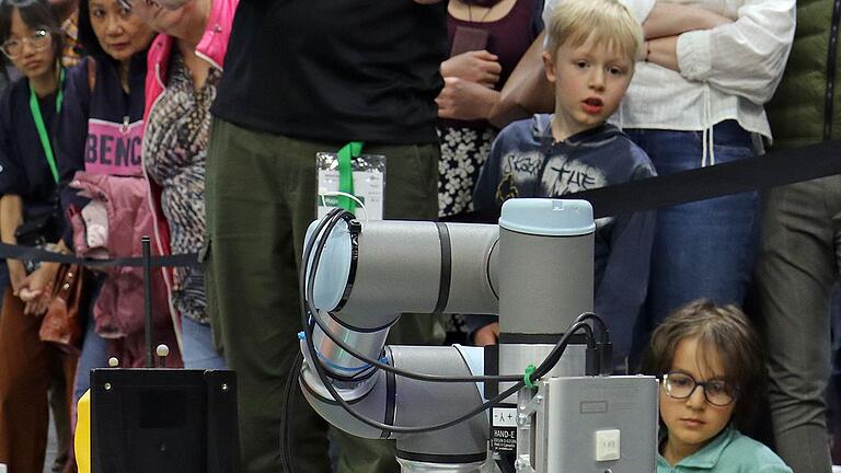 Nur für Fortgeschrittene: Der Roboter des SWOT-Teams konnte die einzig passende Aussparung nicht identifizieren, um die Schraube richtig einzusortieren. Nur für Fortgeschrittene: Der Roboter des SWOT-Teams konnte die einzig passende Aussparung nicht identifizieren, um die Schraube richtig einzusortieren.