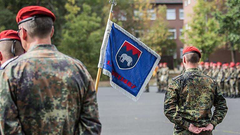 Die Flagge mit dem Elefanten zeigt, dass die Soldaten zum Logistikbataillon 467 aus der Mainfranken Kaserne in Volkach gehören.