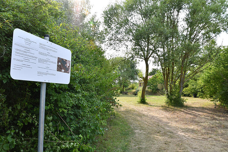 Die Stadt hat Schilder an den Zugängen zum Baggersee Dettelbach aufgestellt, die klar darauf hinweisen, dass beim Baden am See Badehose, Bikini oder Badeanzug Pflicht sind. Die Stadt hat Schilder an den Zugängen zum Baggersee Dettelbach aufgestellt, die klar darauf hinweisen, dass beim Baden am See Badehose, Bikini oder Badeanzug Pflicht sind.