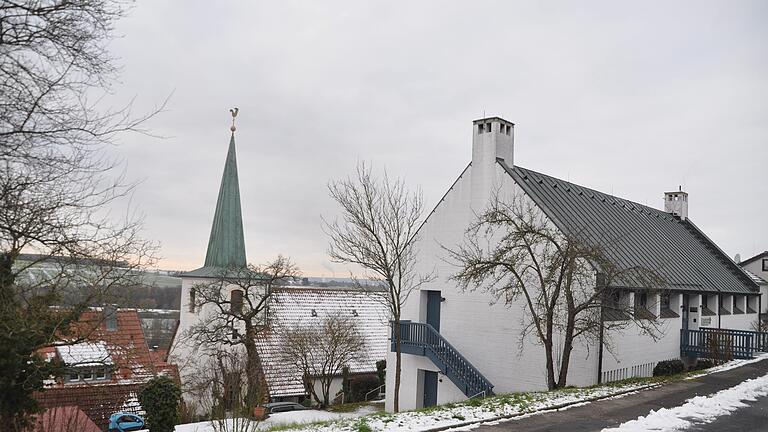 Blick auf Kirche und das erst vor wenigen Jahrzehnten errichtete Gemeindehaus.