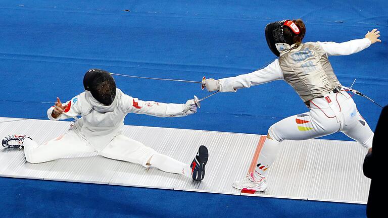 Leonie Ebert (rechts), hier im Gefecht mit einer chinesischen Athletin bei der WM im vergangenen Jahr,&nbsp; muss sich demnächst entscheiden, ob sie Duelle mit russischen Fechterinnen boykottiert.