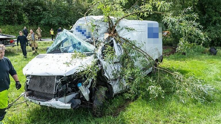 Bei einem Unfall wurde ein Paketzusteller schwer verletzt. Kurios: Dass er keinen Sicherheitsgurt angelegt hatte, rettete ihm wohl das Leben.