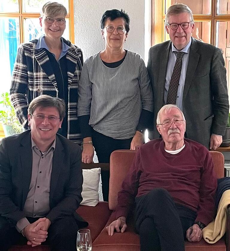 Gabriele Grützner-Ledermann, Ilse Gebhardt-Gögercin und Volkmar Halbleib (hinten, von links) sowie René Wohlfahrt (vorne links) gratulierten Manfred Mohr zu seinem 80. Geburtstag.