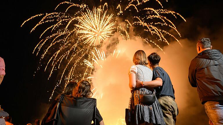 Geglückt: Mit vielen 'Aaaaahs' und 'Oooohs' und Applaus begleiteten die Zuschauer auf der Lohrer Mainlände das Abschluss-Feuerwerk . Geglückt: Mit vielen 'Aaaaahs' und 'Oooohs' und Applaus begleiteten die Zuschauer auf der Lohrer Mainlände das Abschluss-Feuerwerk . 
