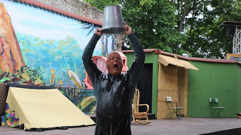 Die Besucherzahlen der Scherenburgfestspiele 2024: Keine kalte Dusche, wie für Schauspieler Till Brinkmann im diesjährigen Familienstück, aber auch kein Grund zum Jubeln.