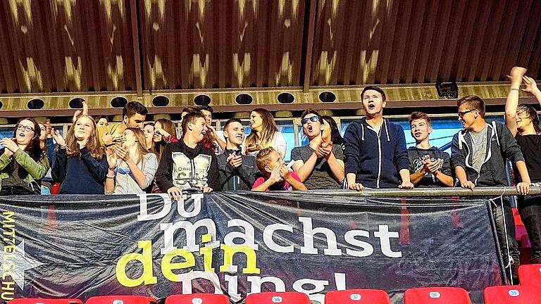 Du machst dein Ding: Mit diesem Banner und ihrer tollen Stimmung weckten die Mellrichstädter Fans die Aufmerksamkeit von Udo Lindenberg und aller anderen Fans im Stadion. Der Sänger winkte ihnen zu und verbeugte sich vor der Gruppe &ndash; der Jubel kannte keine Grenzen.