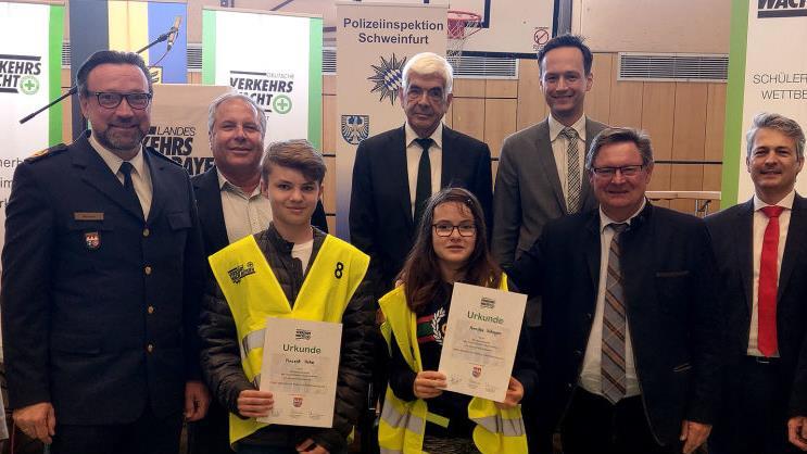 Am Ende des Wettbewerbes nutzten die Teilnehmer aus dem Altlandkreis, Annika Schipper und Vincent Hohn, die Gelegenheit zu einem Gruppenbild mit der zahlreich erschienenen Prominenz.  Foto: Karlheinz Franz       -  Am Ende des Wettbewerbes nutzten die Teilnehmer aus dem Altlandkreis, Annika Schipper und Vincent Hohn, die Gelegenheit zu einem Gruppenbild mit der zahlreich erschienenen Prominenz.  Foto: Karlheinz Franz