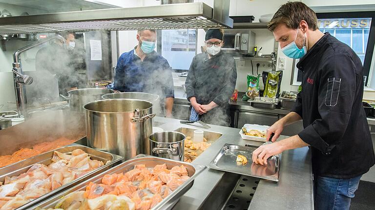 Riesenmengen an Fisch, Garnelen, Hähnchen und natürlich Reis wurden für die Paella-Pfanne der Sondergröße im Hotel-Ross zubereitet. Für Bedürftige war die Portion zum Mitnehmen umsonst, andere ließen es sich für eine Spende schmecken.