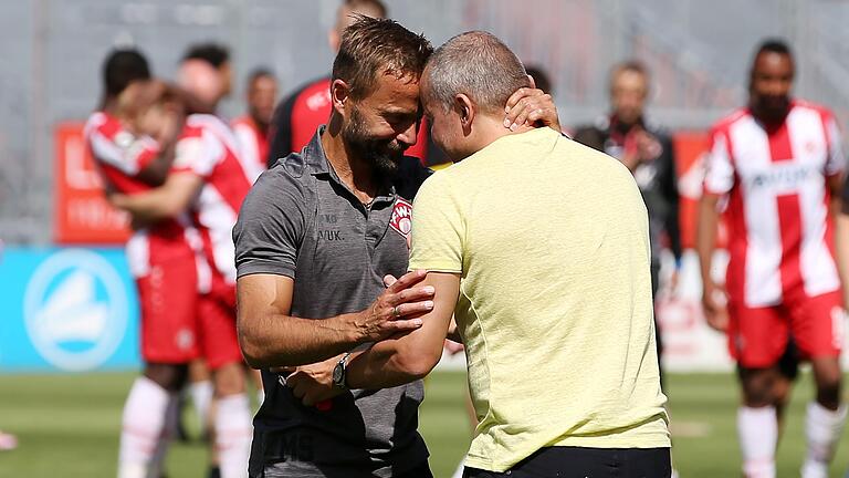 Nach dem Zweitliga-Aufstieg 2020 scheinen Kickers-Trainer Michael Schiele und Thorsten Fischer unzertrennlich zu sein. Wenige Monate später wird Schiele entlassen.