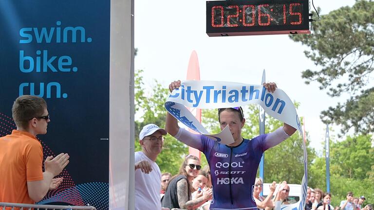 Die Würzburgerin Laura Zimmermann siegte in der Frauenwertung beim MainCity Triathlon über die olympische Distanz. Die Würzburgerin Laura Zimmermann siegte in der Frauenwertung beim MainCity Triathlon über die olympische Distanz.