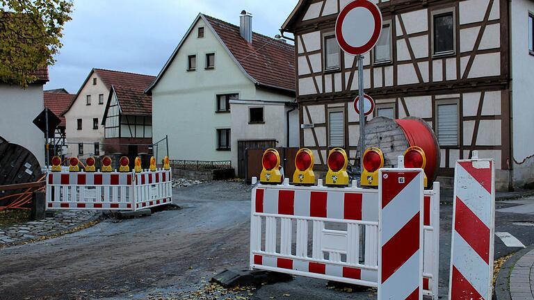 Die Kanalarbeiten im 'Schäfertor' von Stetten waren sehr zeitintensiv, da man hier um eine offene Bauweise nicht herumkam. Die Kanalarbeiten im 'Schäfertor' von Stetten waren sehr zeitintensiv, da man hier um eine offene Bauweise nicht herumkam.
