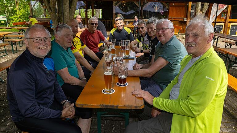 Im Biergarten am Sulzfelder Badesee sitzen die Gäste mit idyllischem Blick auf das Gewässer. Im Biergarten am Sulzfelder Badesee sitzen die Gäste mit idyllischem Blick auf das Gewässer.