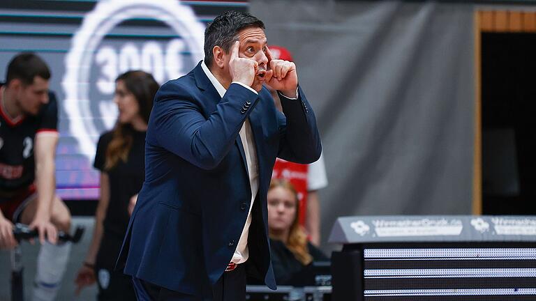 Trainer Sasa Filipovski hat noch nicht den Taschenrechner herausgeholt, denn er plant mit einem Sieg in Bosnien alle Rechenspiele zu umgehen. Trainer Sasa Filipovski hat noch nicht den Taschenrechner herausgeholt, denn er plant mit einem Sieg in Bosnien alle Rechenspiele zu umgehen.