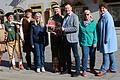 Im Beisein der Gästeführer übergaben Arlena Ridler (links) und Bürgermeister Peter Juks (3. von rechts) 760 Euro an Torsten Wittorff (4. von rechts) als Vertreter der Klinik-Clowns Würzburg.