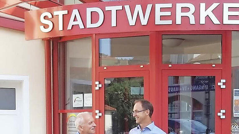 Doppelspitze bei den Bad Brückenauer Stadtwerken: Michael Garhamer (rechts) wird als neuer Geschäftsführer mit dem langjährigen Chef Günter Schneider (links) bis März 2017 zusammenarbeiten, ehe er offiziell dessen Nachfolge antritt. Foto: Rolf Pralle       -  Doppelspitze bei den Bad Brückenauer Stadtwerken: Michael Garhamer (rechts) wird als neuer Geschäftsführer mit dem langjährigen Chef Günter Schneider (links) bis März 2017 zusammenarbeiten, ehe er offiziell dessen Nachfolge antritt. Foto: Rolf Pralle