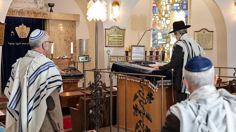 Das religiöse Leben der Juden in Würzburg gestaltet sich vielfältig: Mittagsgebet mit Rabbiner Jakov Ebert in der Synagoge.