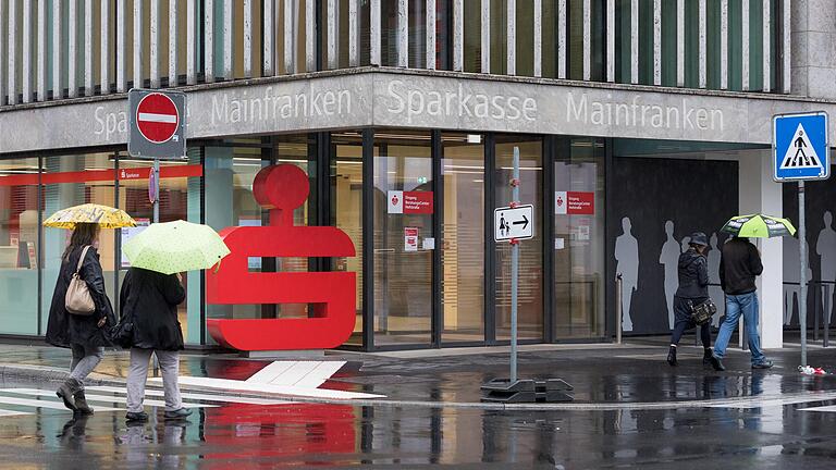 Die Sparkasse Mainfranken – hier die Zentrale in Würzburg – zieht wegen des Corona-Lockdowns vorübergehend Personal aus kleineren Filialen ab. Die Sparkasse Mainfranken – hier die Zentrale in Würzburg – zieht wegen des Corona-Lockdowns vorübergehend Personal aus kleineren Filialen ab.