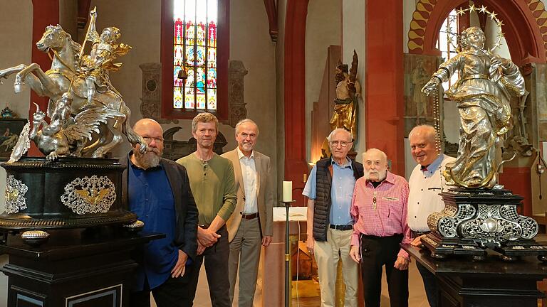 Die beiden Silberfiguren St. Georg mit Drachen' und 'Maria Immaculata' wurden restauriert. Darüber freuten sich (von links):  Diözesanrestaurator Dr. Wolfgang Schneider, Restaurator Stephan Rudolph,  Förderkreisvorsitzender Walter Herberth, Pfarrarchivpfleger Georg Büttner, Initiator Josef Forstner und stellvertretender Kirchenverwaltungsvorstand Manfred Goldkuhe.