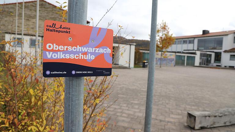 An der Schule in Oberschwarzach und auch an der Bushaltestelle im Ort existieren Haltepunkte für den Rufbus 'Callheinz'. Nicht nur der Familie Malaney ergeht es so, dass die per App gebuchten Fahrten für die Schulkinder sogar schon Minuten nach dem vorgesehenen Start nachträglich und ersatzlos storniert worden sind. An der Schule in Oberschwarzach und auch an der Bushaltestelle im Ort existieren Haltepunkte für den Rufbus 'Callheinz'. Nicht nur der Familie Malaney ergeht es so, dass die per App gebuchten Fahrten für die Schulkinder sogar schon Minuten nach dem vorgesehenen Start nachträglich und ersatzlos storniert worden sind.