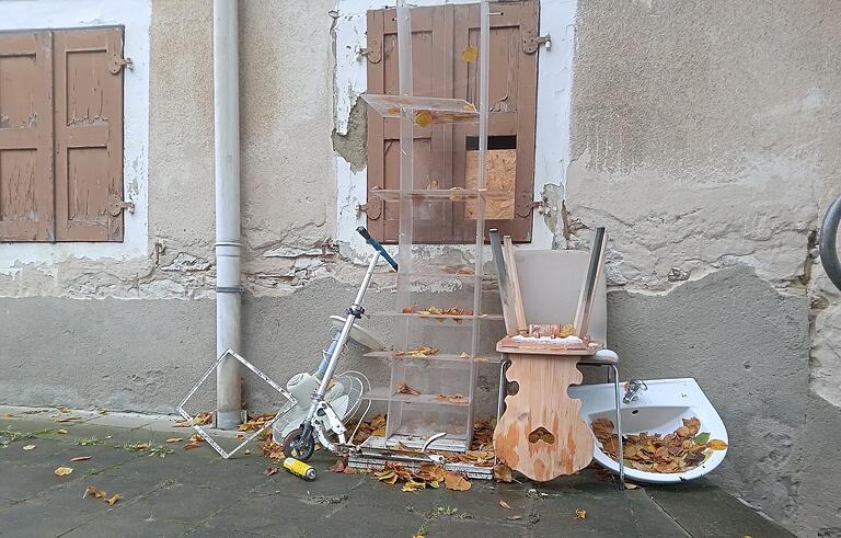 Straßenszene in der Oberen Bachgasse: Wer sein Zeug nicht mehr braucht, stellt es offenbar einfach im öffentlichen Raum ab. Straßenszene in der Oberen Bachgasse: Wer sein Zeug nicht mehr braucht, stellt es offenbar einfach im öffentlichen Raum ab.