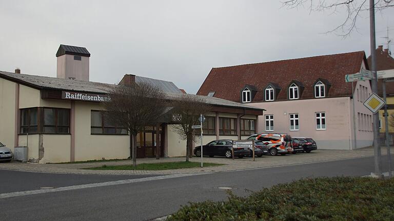 Das alte Raiffeisengebäude in Untersteinbach wird abgebrochen. Damit verbessert sich die Zufahrtssituation der rechts daneben und dahinter angeordneten Feuerwehrgebäude und auch die Platzfläche soll optisch aufgewertet werden.