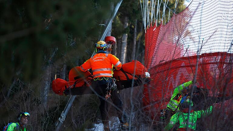 Vor dem Ski-Weltcup in Italien       -  Der Franzose Cyprien Sarrazin wurde nach seinem Trainingssturz mit dem Hubschrauber abtransportiert.