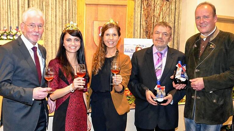 Besondere Würdigung: (von links) Weinbauvereins-Vorsitzender Paul Diener, die Fränkische Weinkönigin Kristin Langmann, Erlenbachs Weinprinzessin Marina Väth, 2. Vorsitzender Hermann Diener und Beisitzer Johannes Deppisch.