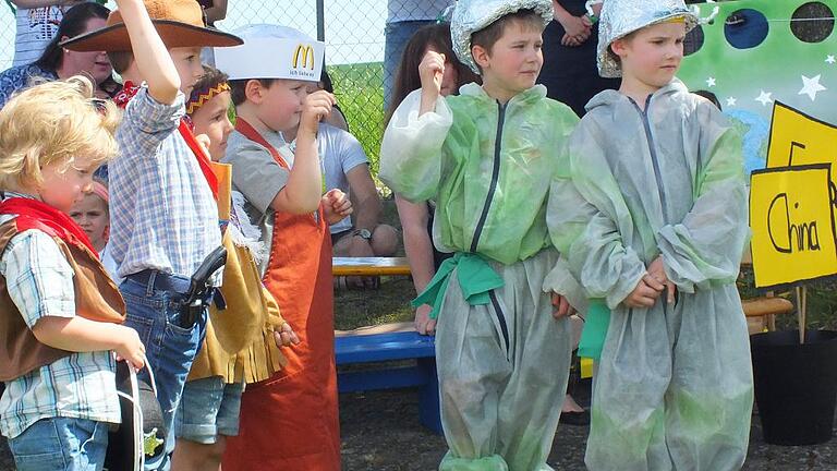 Kindergartenfest: Die Orks besuchten Mechenried - (uk) Die Pfarrgemeinde und der Caritas-Kindergarten-Sankt-Nikolaus feierten ihr gemeinsames Sommerfest am SV-Sportheimgelände. Durch den Neubau des Kindergartengebäudes ist der laufende Kindergartenbetrieb ins Ausweichquartier nach Humprechtshausen in die ehemalige Grundschule ausgelagert. Das Sommerfest feierte die Kindergartengruppe mit ihren Erzieherinnen Susanne Schwinn (Leitung), Simone Klopf, Bianca Kaufmann und Praktikantin Hanna Hochrein also in Mechenried. Dort war das ideale Festplatzgelände aufgebaut mit Spielstraße und Hüpfburg, und die Riedbachtaler Blasmusik spielte zur Unterhaltung auf. Nach der Messfeier mit Kinderkirche mit dem Thema „Alle Kinder dieser Welt“ und dem Mittagessen stand die Aufführung der Kindergartengruppe im Mittelpunkt. Mit Spannung schon erwartet von den Eltern und Großeltern, Tanten und Onkeln war es der Höhepunkt des Tages. Die Geschichte erzählte die Notlandung eines außerirdischen Raumschiffes vom Planeten Ork auf der Erde. Die zwei Bruchpiloten (Elmar Heusinger, Tom Ledermann) lernten auf vielfältige Weise die Erdbewohner auf einer Weltreise kennen. Weitere Fotos gibt es im Internet auf www.bote-vom-hassgau.de Kindergartenfest: Die Orks besuchten Mechenried - (uk) Die Pfarrgemeinde und der Caritas-Kindergarten-Sankt-Nikolaus feierten ihr gemeinsames Sommerfest am SV-Sportheimgelände. Durch den Neubau des Kindergartengebäudes ist der laufende Kindergartenbetrieb ins Ausweichquartier nach Humprechtshausen in die ehemalige Grundschule ausgelagert. Das Sommerfest feierte die Kindergartengruppe mit ihren Erzieherinnen Susanne Schwinn (Leitung), Simone Klopf, Bianca Kaufmann und Praktikantin Hanna Hochrein also in Mechenried. Dort war das ideale Festplatzgelände aufgebaut mit Spielstraße und Hüpfburg, und die Riedbachtaler Blasmusik spielte zur Unterhaltung auf. Nach der Messfeier mit Kinderkirche mit dem Thema „Alle Kinder dieser Welt“ und dem Mittagessen stand die Aufführung der Kindergartengruppe im Mittelpunkt. Mit Spannung schon erwartet von den Eltern und Großeltern, Tanten und Onkeln war es der Höhepunkt des Tages. Die Geschichte erzählte die Notlandung eines außerirdischen Raumschiffes vom Planeten Ork auf der Erde. Die zwei Bruchpiloten (Elmar Heusinger, Tom Ledermann) lernten auf vielfältige Weise die Erdbewohner auf einer Weltreise kennen. Weitere Fotos gibt es im Internet auf www.bote-vom-hassgau.de