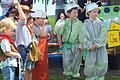 Kindergartenfest: Die Orks besuchten Mechenried       -  (uk) Die Pfarrgemeinde und der Caritas-Kindergarten-Sankt-Nikolaus feierten ihr gemeinsames Sommerfest am SV-Sportheimgelände. Durch den Neubau des Kindergartengebäudes ist der laufende Kindergartenbetrieb ins Ausweichquartier nach Humprechtshausen in die ehemalige Grundschule ausgelagert. Das Sommerfest feierte die Kindergartengruppe mit ihren Erzieherinnen Susanne Schwinn (Leitung), Simone Klopf, Bianca Kaufmann und Praktikantin Hanna Hochrein also in Mechenried. Dort war das ideale Festplatzgelände aufgebaut mit Spielstraße und Hüpfburg, und die Riedbachtaler Blasmusik spielte zur Unterhaltung auf. Nach der Messfeier mit Kinderkirche  mit dem Thema &bdquo;Alle Kinder dieser Welt&ldquo; und dem Mittagessen stand die Aufführung der Kindergartengruppe im Mittelpunkt. Mit Spannung schon  erwartet von den Eltern und Großeltern, Tanten und Onkeln war es der Höhepunkt des Tages. Die Geschichte erzählte die Notlandung eines außerirdischen Raumschiffes vom Planeten Ork auf der Erde. Die zwei Bruchpiloten (Elmar Heusinger, Tom Ledermann) lernten auf vielfältige Weise die Erdbewohner auf einer Weltreise kennen. Weitere Fotos gibt es im Internet auf www.bote-vom-hassgau.de