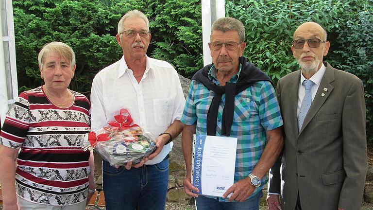 Gabi Jachmann, die im Hammelburger VdK künftig die beiden Ortsvereine Unter und -Obererthal vertritt, Ortsvorsitzender Georg Väth (von links) sowie VdK-Vize-Kreisvorsitzender Helmut Beck (rechts) dankten Franz-Josef Kuchenbrod (2. von recht) für s... - Gabi Jachmann, die im Hammelburger VdK künftig die beiden Ortsvereine Unter und -Obererthal vertritt, Ortsvorsitzender Georg Väth (von links) sowie VdK-Vize-Kreisvorsitzender Helmut Beck (rechts) dankten Franz-Josef Kuchenbrod (2. von recht) für seine Treue. Gabi Jachmann, die im Hammelburger VdK künftig die beiden Ortsvereine Unter und -Obererthal vertritt, Ortsvorsitzender Georg Väth (von links) sowie VdK-Vize-Kreisvorsitzender Helmut Beck (rechts) dankten Franz-Josef Kuchenbrod (2. von recht) für s... - Gabi Jachmann, die im Hammelburger VdK künftig die beiden Ortsvereine Unter und -Obererthal vertritt, Ortsvorsitzender Georg Väth (von links) sowie VdK-Vize-Kreisvorsitzender Helmut Beck (rechts) dankten Franz-Josef Kuchenbrod (2. von recht) für seine Treue.